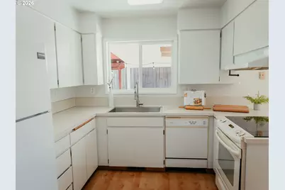 750 W Francis St, Roseburg, OR 97471 - Photo 7