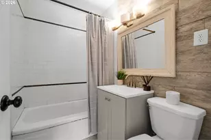 11015 NE Hancock St, Portland, OR 97220 - Photo 23