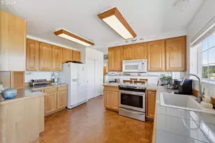 805 Lisa Pl, Coos Bay, OR 97420 - Photo 19