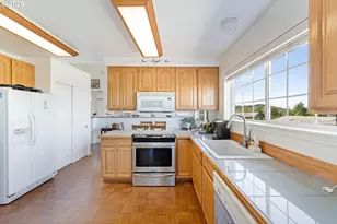 805 Lisa Pl, Coos Bay, OR 97420 - Photo 21