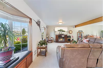 805 Lisa Pl, Coos Bay, OR 97420 - Photo 5