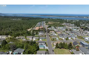 805 Lisa Pl, Coos Bay, OR 97420 - Photo 43