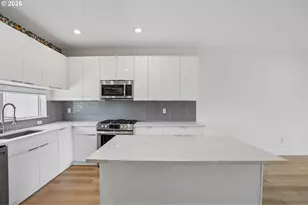 9025 NE Hoyt St, Portland, OR 97220 - Photo 13