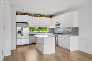 9025 NE Hoyt St, Portland, OR 97220 - Photo 11