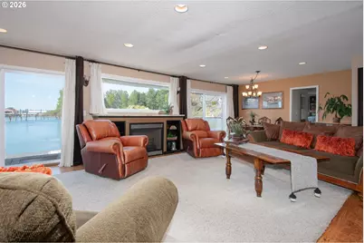 584 N Tomahawk Island Dr, Portland, OR 97217 - Photo 7