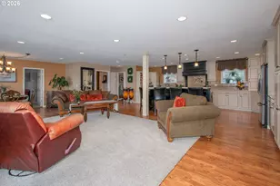 584 N Tomahawk Island Dr, Portland, OR 97217 - Photo 9