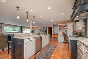 584 N Tomahawk Island Dr, Portland, OR 97217 - Photo 15