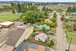 102 Holeman Ave, Eugene, OR 97404 - Photo 9