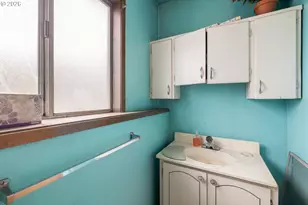 13056 SE Center St, Portland, OR 97236 - Photo 17