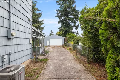 13056 SE Center St, Portland, OR 97236 - Photo 25