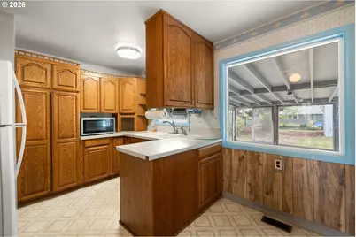 13056 SE Center St, Portland, OR 97236 - Photo 9