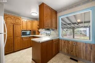 13056 SE Center St, Portland, OR 97236 - Photo 9