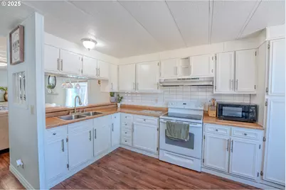 1065 Pacific Hwy #4, Woodburn, OR 97071 - Photo 15