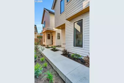 5761 S Kelly Ave, Portland, OR 97239 - Photo 1