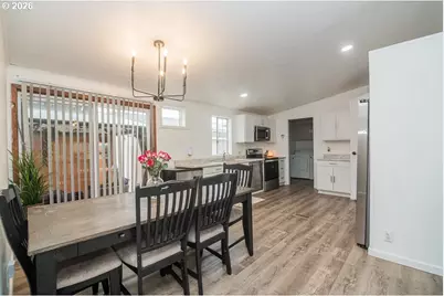 898 Lochaven Ave, Springfield, OR 97477 - Photo 3