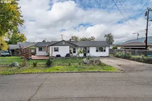 663 NE Knoll Ave, Roseburg, OR 97470 - Photo 3