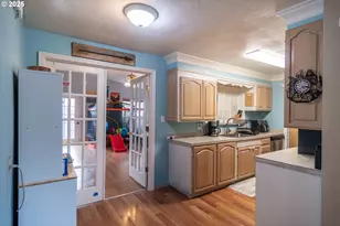 663 NE Knoll Ave, Roseburg, OR 97470 - Photo 9