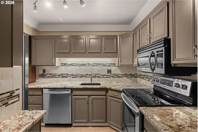 2021 SW Main St #11, Portland, OR 97205 - Photo 11