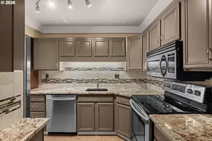 2021 SW Main St, Portland, OR 97205 - Photo 11