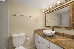 2021 SW Main St, Portland, OR 97205 - Photo 17