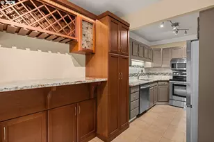 2021 SW Main St, Portland, OR 97205 - Photo 9