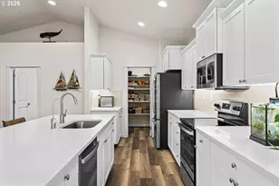 4764 Stonefield Ct, Florence, OR 97439 - Photo 11