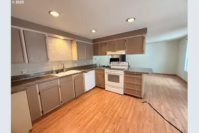 93924 Kirkendall Ln, North Bend, OR 97459 - Photo 15