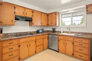 1090 E 28th Ave, Eugene, OR 97405 - Photo 9