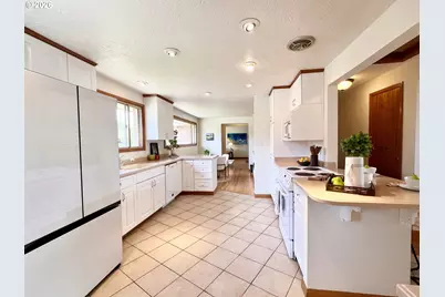 10919 SE Mill Ct, Portland, OR 97216 - Photo 13