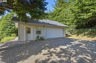 755 Prefontaine Dr, Coos Bay, OR 97420 - Photo 33