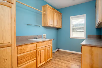 1273 SE 4th Ave, Mill City, OR 97360 - Photo 25