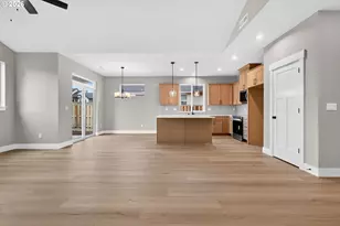 2201 E Juniper Cir, La Center, WA 98629 - Photo 5