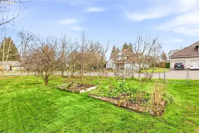 335 NE Hillwood Dr, Hillsboro, OR 97124 - Photo 9