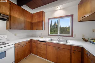 604 Thorton Oar Ln, Reedsport, OR 97467 - Photo 11