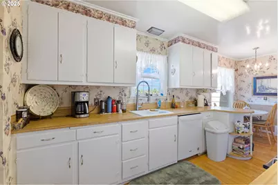 1211 Fairview St, Myrtle Point, OR 97458 - Photo 17