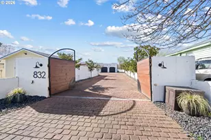 832 E Main St, Hermiston, OR 97838 - Photo 1