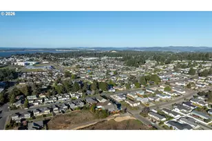 752 Madison St, Coos Bay, OR 97420 - Photo 13