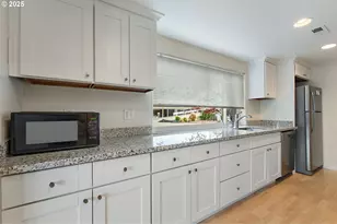 198 N Hayden Bay Dr, Portland, OR 97217 - Photo 11