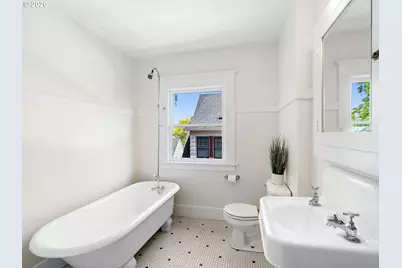 537 NE Royal Ct, Portland, OR 97232 - Photo 23