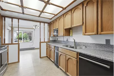11833 SE Ash St, Portland, OR 97216 - Photo 17
