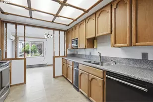11833 SE Ash St, Portland, OR 97216 - Photo 17