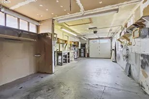 11833 SE Ash St, Portland, OR 97216 - Photo 41