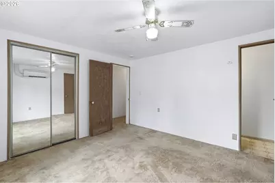 11833 SE Ash St, Portland, OR 97216 - Photo 31