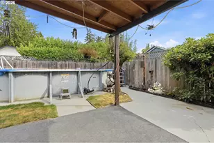 11833 SE Ash St, Portland, OR 97216 - Photo 33