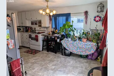 293 N Empire Blvd, Coos Bay, OR 97420 - Photo 11