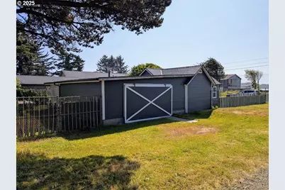 293 N Empire Blvd, Coos Bay, OR 97420 - Photo 5