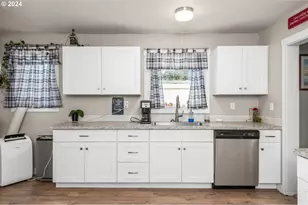 46874 Sunset Ave, Westfir, OR 97492 - Photo 11