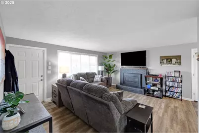 1756 10th St, Springfield, OR 97477 - Photo 3