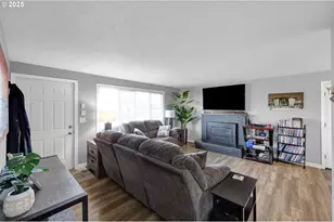 1756 10th St, Springfield, OR 97477 - Photo 3