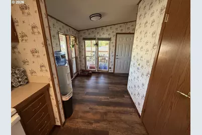826 W Dean Ave, Sutherlin, OR 97479 - Photo 13